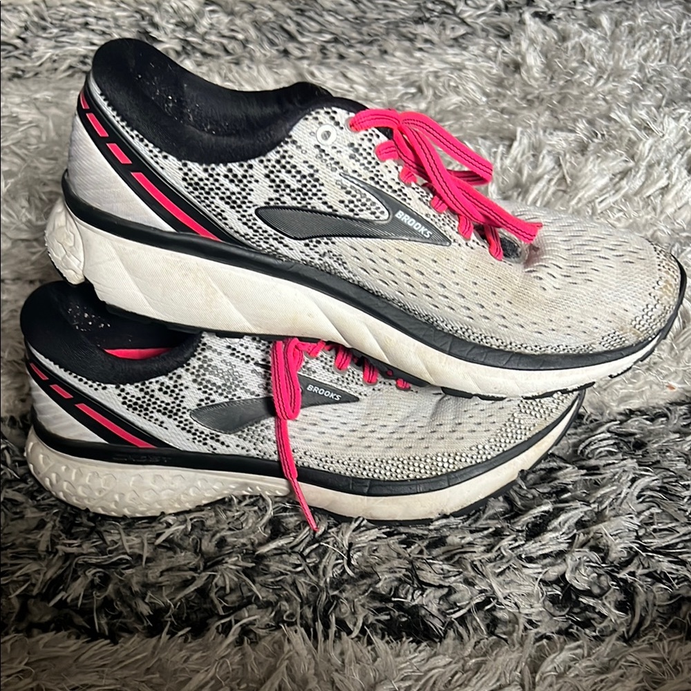 Brooks Athletic Shoes Black and Pink Cushioned Performance
